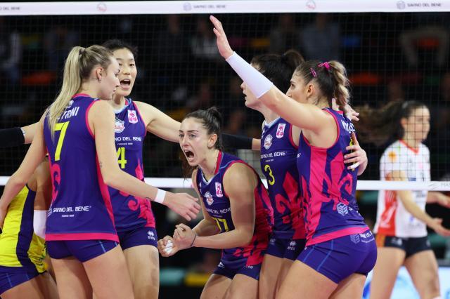 开云体育-斯坎迪奇取欧联杯开门红 朱婷进攻零失误砍22分